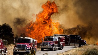 Καλιφόρνια: 8.000 άνθρωποι εγκατέλειψαν τις εστίες τους λόγω της πυρκαγιάς «Apple Fire» 