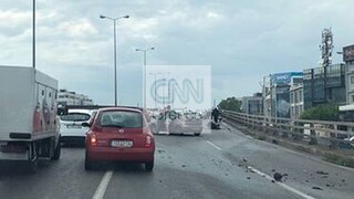 Τροχαίο στην Αθηνών-Λαμίας: Μηχανή «καρφώθηκε» στα κιγκλιδώματα