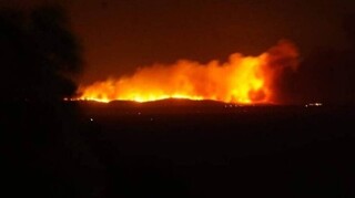 Μεγάλη φωτιά στα τουρκικά παράλια στον Τσεσμέ: Ορατή και από τη Χίο