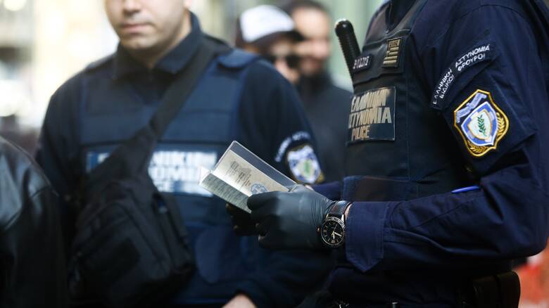 Κορωνοϊός - Αθήνα: Σε καραντίνα 14 αστυνομικοί μετά τη σύλληψη άνδρα θετικού στον ιό