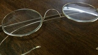 Βρετανία: Γυαλιά του Γκάντι πωλήθηκαν για πάνω από 280.000 ευρώ