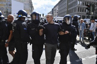 Κορωνοϊός - Βερολίνο: Η αστυνομία διέλυσε μαζική συγκέντρωση κατά των μέτρων πρόληψης