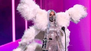 Lady Gaga: Ξεπέρασε τον εαυτό της στα MTV Music Awards - Οι μάσκες και οι τουαλέτες (pics)