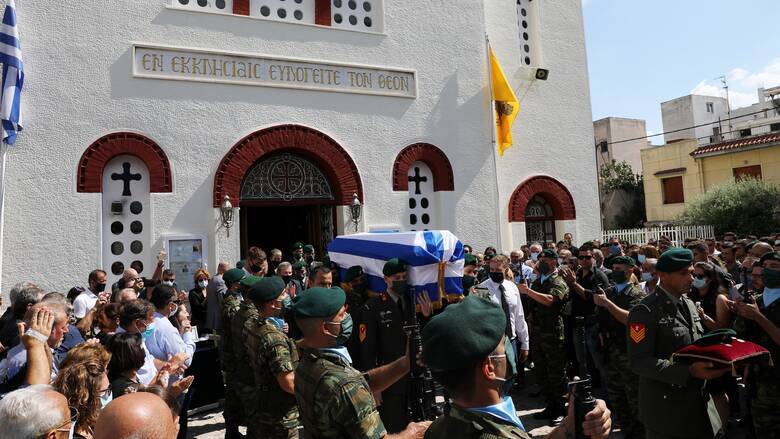 Σε κλίμα οδύνης η κηδεία του αλεξιπτωτιστή Κώστα Μελιγκώνη 