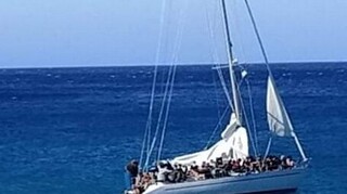 Χανιά: Εντοπίστηκε σκάφος με δεκάδες πρόσφυγες 