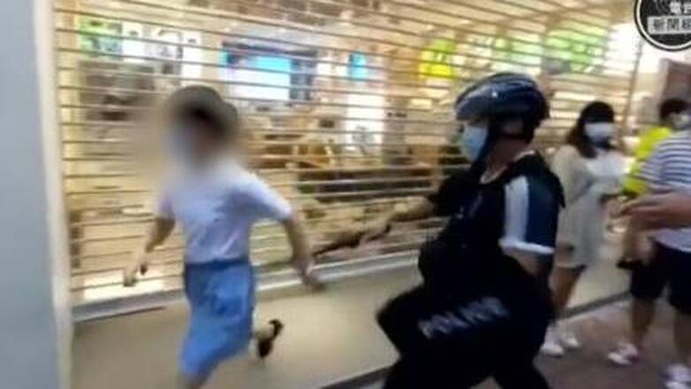 Σάλος στο Χονγκ Κονγκ για την αστυνομική βία κατά 12χρονης σε διαδήλωση