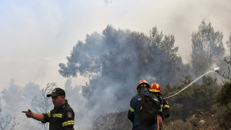Πυρκαγιά στα Καλύβια Αττικής - Εκκενώνονται ο οικισμός Φέριζα και ένα οικοτροφείο