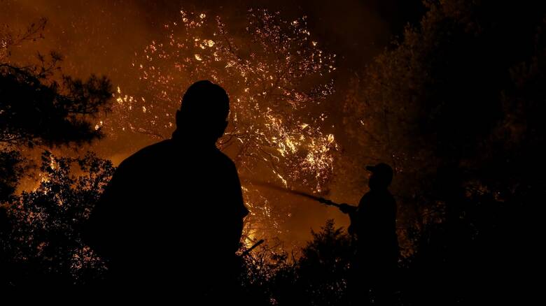 Φωτιά στην Ηλεία: Μαίνονται οι φλόγες - Εκκενώθηκε οικισμός  