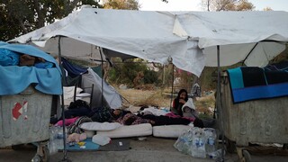 Δεύτερη νύχτα - κόλαση στη Μόρια: Σε δρόμους και χωράφια κοιμήθηκαν οι μετανάστες