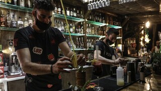 Κορωνοϊός: Παράταση των έκτακτων μέτρων σε καφετέριες, εστιατόρια, μπαρ στην Αττική