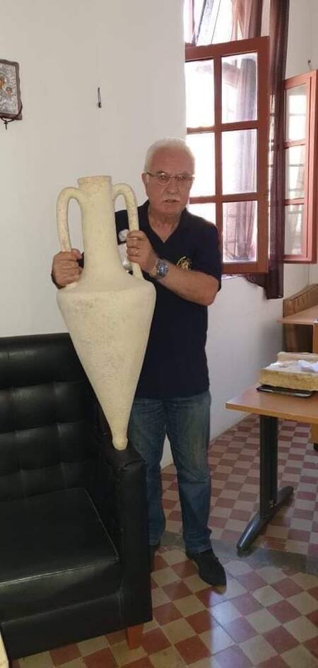 Ο Γιώργος Τσούκαλης βρήκε θησαυρό αρχαιοτήτων στην Ρόδο
