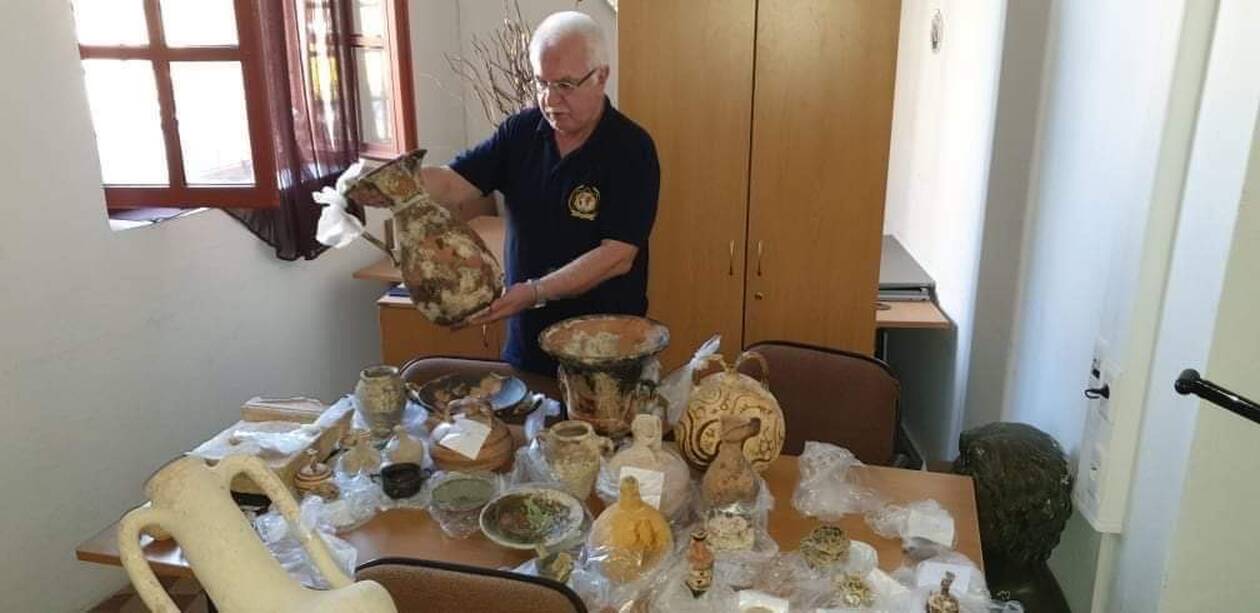 Ο Γιώργος Τσούκαλης βρήκε θησαυρό αρχαιοτήτων στην Ρόδο