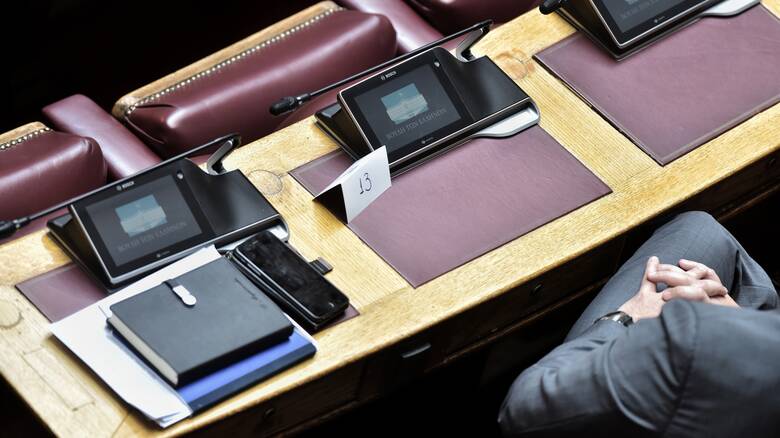 Βουλή: Επιστροφή στην επιστολική ψήφο λόγω προβλημάτων στην ηλεκτρονική διαδικασία