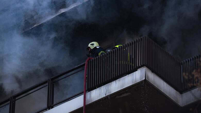 Θεσσαλονίκη: Μεγάλη φωτιά σε πολυκατοικία - Δέκα άτομα στο νοσοκομείο
