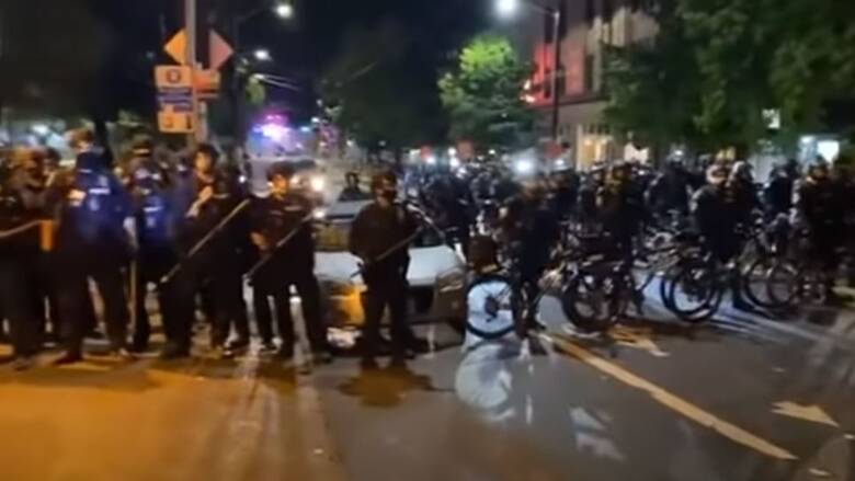 Σάλος στις ΗΠΑ: Αστυνομικός πατάει με το ποδήλατό του το κεφάλι διαδηλωτή