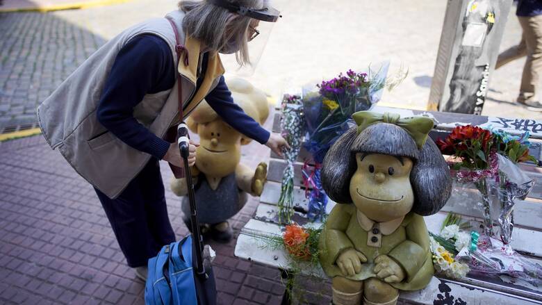 Αργεντινή: Εθνικό πένθος για τον θάνατο του Κίνο, λουλούδια στο άγαλμα της Μαφάλντα