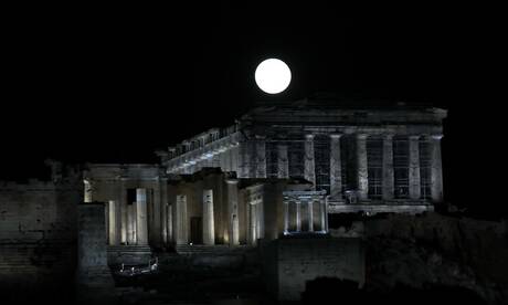 Μαγικές εικόνες της πρώτης πανσελήνου του Οκτωβρίου από Αθήνα και Σαλαμίνα