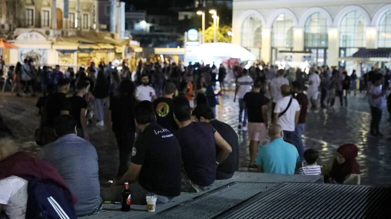 Εικόνες συνωστισμού σε πλατείες της Αθήνας