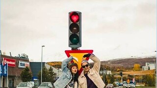 Καρδιές στα κόκκινα φανάρια: Οι Ισλανδοί κάνουν την οδήγηση μια χαρούμενη υπόθεση