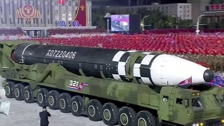 Η Βόρεια Κορέα παρουσίασε έναν μεγάλο διηπειρωτικό πύραυλο