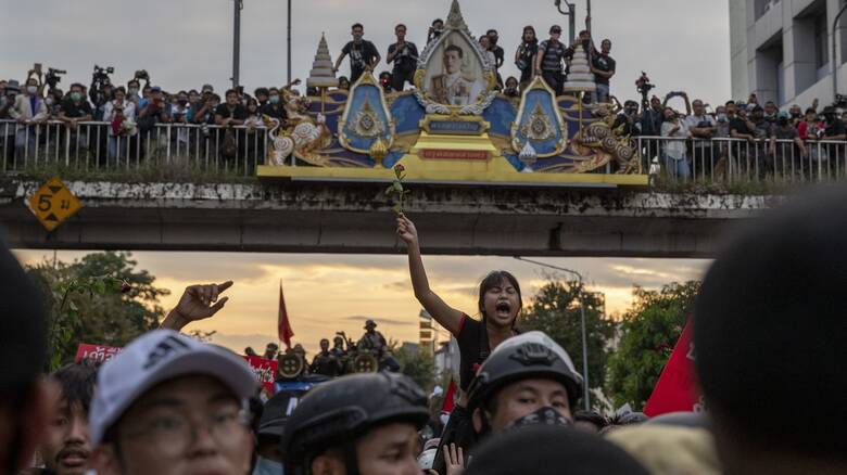Σε αναβρασμό η Ταϊλάνδη: Συλλήψεις και έκτακτα μέτρα για την αναστολή των μαζικών διαδηλώσεων