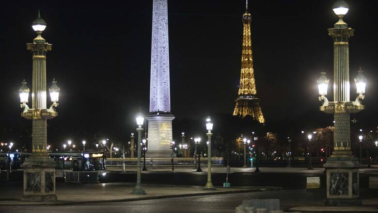 Κορωνοϊός - Γαλλία: Ερήμωσαν οι δρόμοι του Παρισιού το Σαββατόβραδο