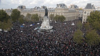 Γαλλία: Πολίτες αποτίουν φόρο τιμής στη μνήμη του καθηγητή που αποκεφαλίστηκε