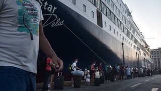 Κορωνοϊός: Στον Πειραιά το Blue Star Delos - Σε καραντίνα η Γαλλίδα που διαγνώστηκε θετική