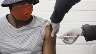 Financial Times: Ισχυρή ανοσοαπόκριση σε ηλικιωμένους προκαλεί το εμβόλιο της Οξφόρδης