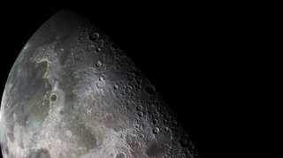 Σπουδαία ανακάλυψη της NASA: Ανιχνεύθηκε παγιδευμένο νερό στη Σελήνη
