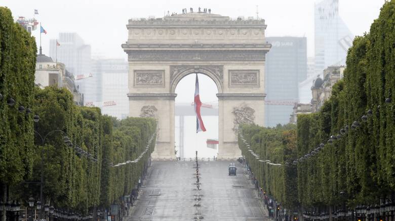Παρίσι: Φάρσα η βόμβα στην Αψίδα του Θριάμβου - Τσάντα με πυρομαχικά στον Πύργο του Άιφελ