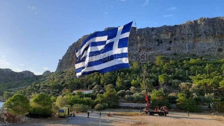 28η Οκτωβρίου - Καστελόριζο: Κρητικός ύψωσε τη μεγαλύτερη ελληνική σημαία