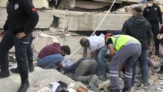 Σεισμός Σάμος: Έξι νεκροί στη Σμύρνη - Αυξήθηκαν οι τραυματίες