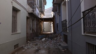 Σεισμός Σάμος: Πάνω από 200 αυτοψίες - Ζημιές σε περίπου 100 κτήρια στο Καρλόβασι