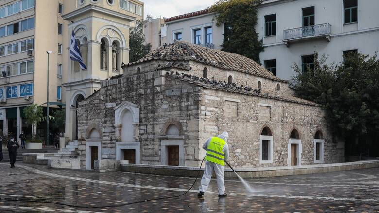 Κορωνοϊός: Εντατικοποιούνται οι δράσεις καθαρισμού-απολύμανσης σε πολυσύχναστα σημεία της Αθήνας