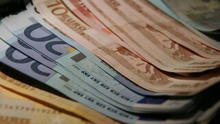 Επίδομα 800 ευρώ: Ποιοι οι δικαιούχοι και πότε θα το λάβουν