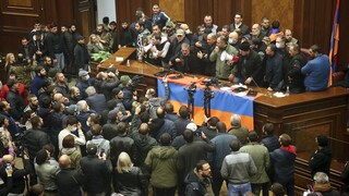 Ναγκόρνο Καραμπάχ: Εισβολή διαδηλωτών στο κοινοβούλιο της Αρμενίας μετά τη συμφωνία