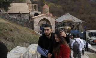 Ναγκόρνο Καραμπάχ: Αρμένιοι αποχαιρετούν το μοναστήρι τους και καίνε τα σπίτια τους