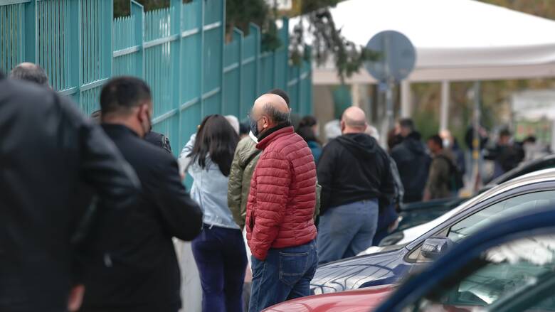 Κορωνοϊός: Ουρές έξω από το ΑΧΕΠΑ για rapid test