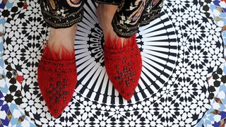 Alchimia: Το ελληνικό brand που κατασκευάζει vegan παπούτσια με folklore αισθητική