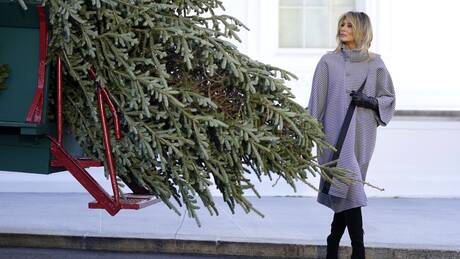 Μελάνια Τραμπ: Παρέλαβε για τελευταία φορά το χριστουγεννιάτικο δέντρο στο Λευκό Οίκο