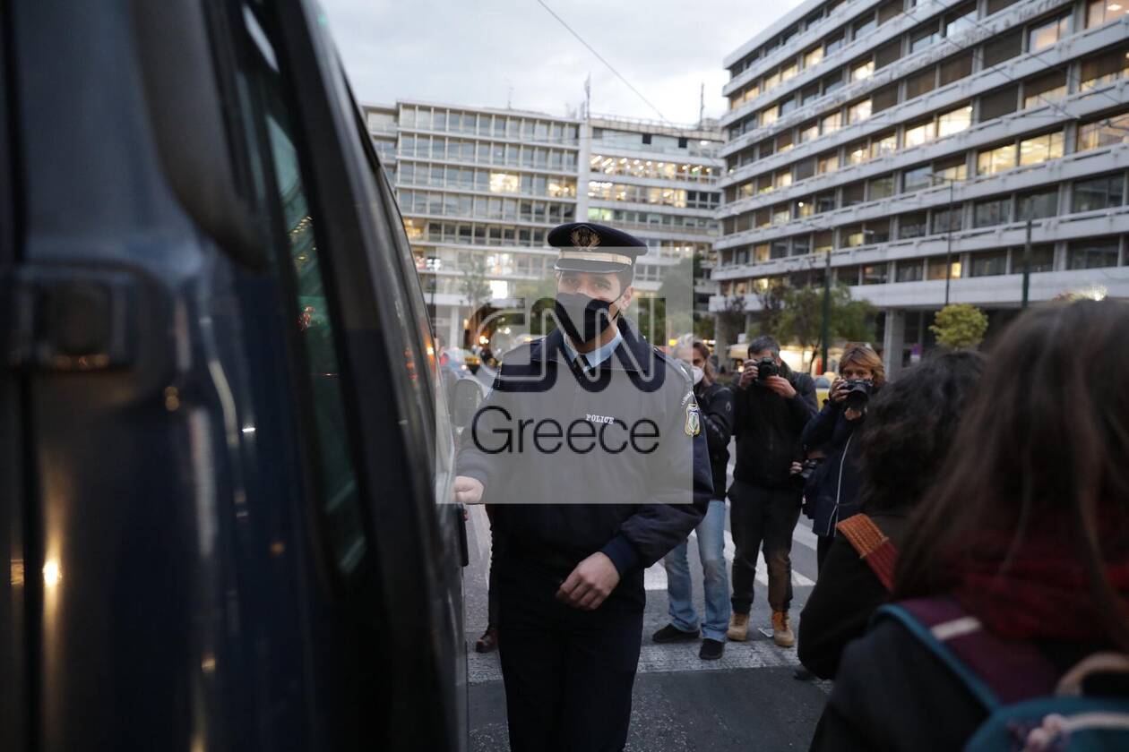 https://cdn.cnngreece.gr/media/news/2020/11/25/244331/photos/snapshot/syntagma-sygkentrosi-3.jpg