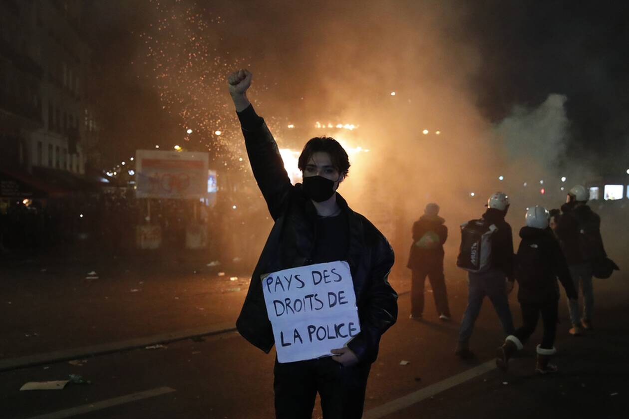 https://cdn.cnngreece.gr/media/news/2020/11/28/244737/photos/snapshot/FRANCE-LAW-PROTESTS-1.jpg