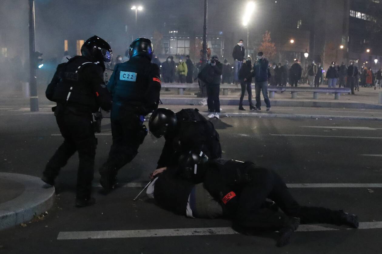 https://cdn.cnngreece.gr/media/news/2020/11/28/244737/photos/snapshot/FRANCE-LAW-PROTESTS-2.jpg