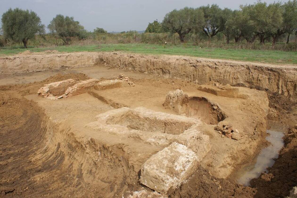 Αποκαλύφθηκαν οκτώ τάφοι προϊστορικών χρόνων σε οικόπεδο στην Ηλεία - CNN.gr