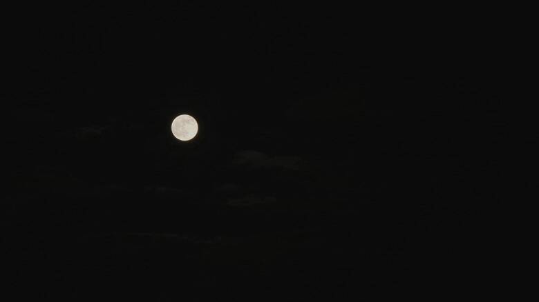 Ολόγιομο το φεγγάρι στον ουρανό της Αθήνας
