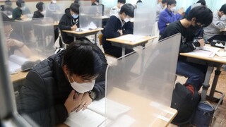 Πρωτοφανείς εικόνες στη Νότια Κορέα: Εξετάσεις για 500.000 μαθητές πίσω από πλαστικά χωρίσματα