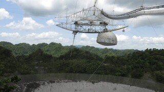 Η στιγμή της κατάρρευσης του τεράστιου ραδιοτηλεσκόπιου του Αρεσίμπο