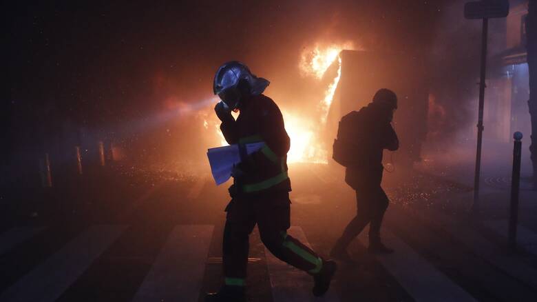 Χάος στο Παρίσι: Δακρυγόνα και φωτιές σε συγκρούσεις αστυνομίας - διαδηλωτών