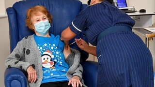 Βρετανία: Μια 90χρονη εμβολιάστηκε πρώτη κατά του κορωνοϊού